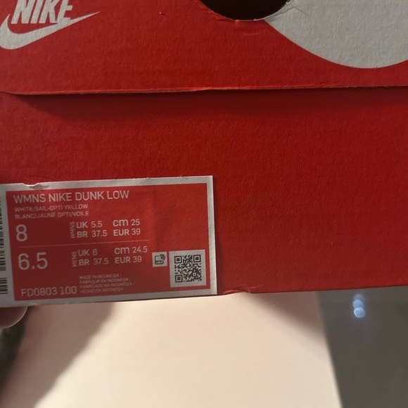 Nike Dunk Low. Valentine’s day collab. Brand new size 8 womens. - Picture 3 of 3